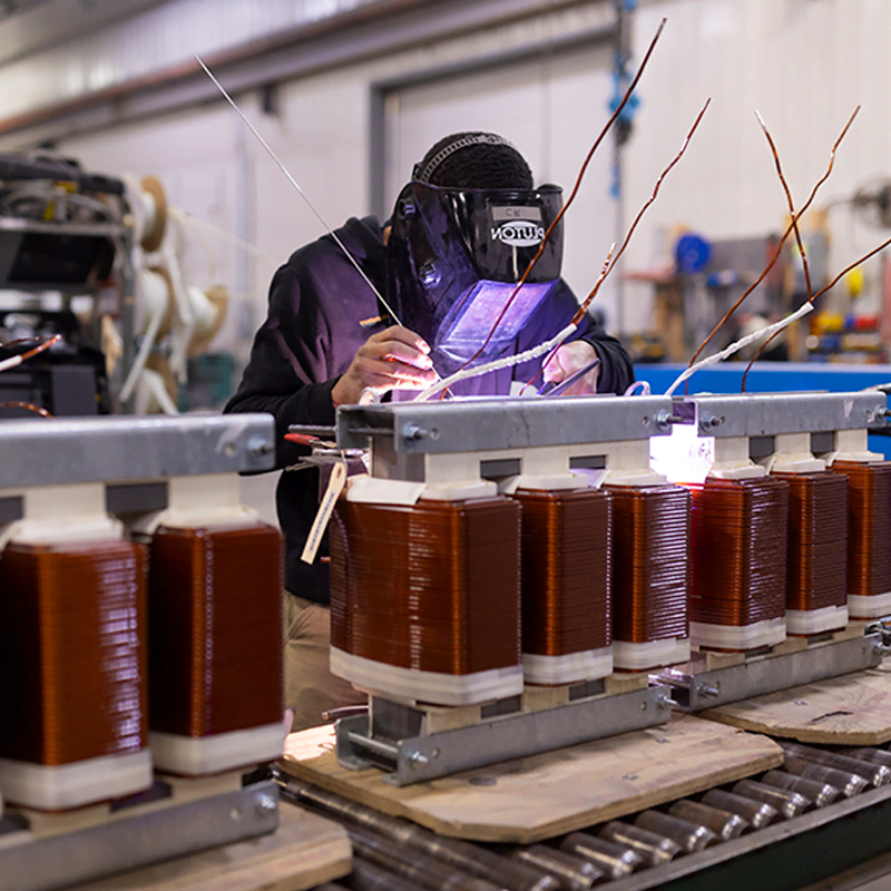 Craft_9 Highly experienced craftsmen producing dry-type transformers
